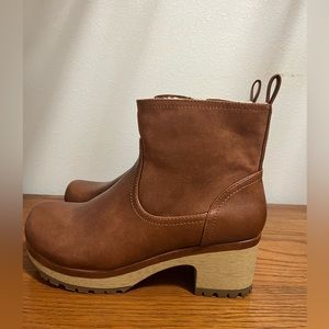Universal Thread Clog Boots